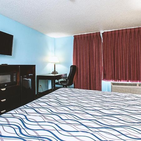 Sky-Palace Inn & Suites Wichita East Eksteriør billede