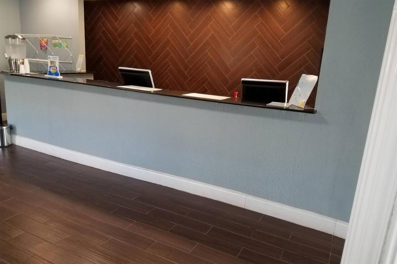 Sky-Palace Inn & Suites Wichita East Eksteriør billede
