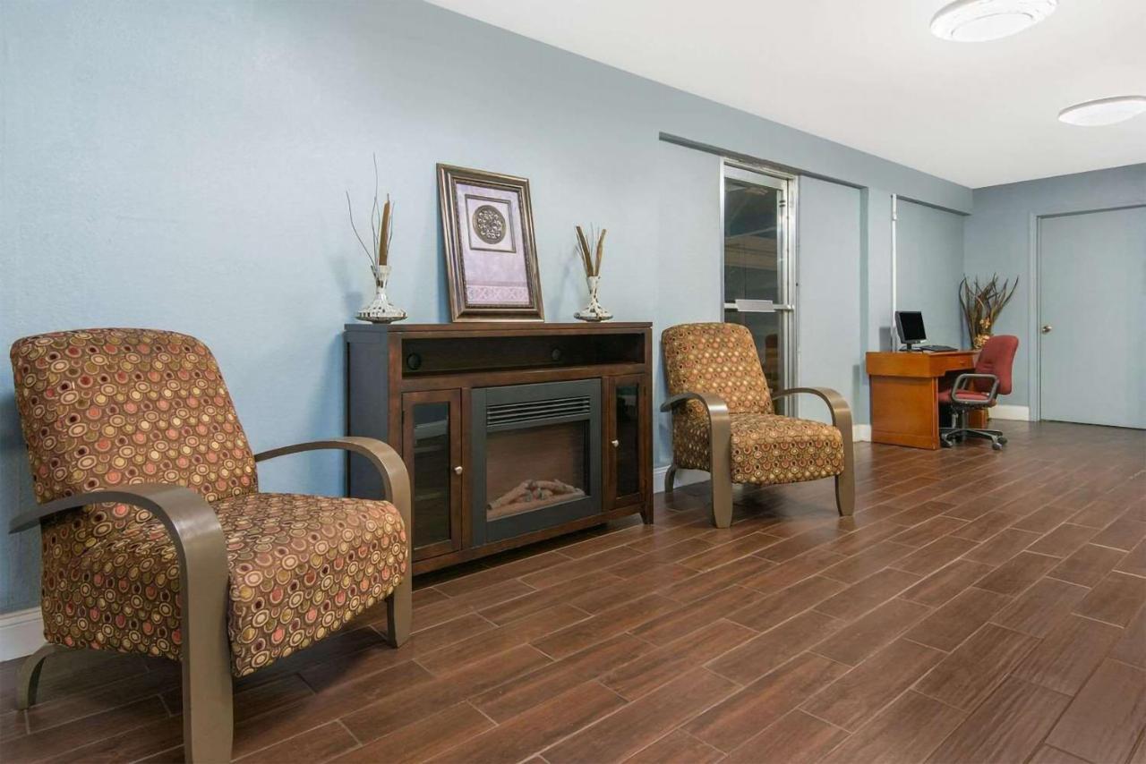 Sky-Palace Inn & Suites Wichita East Eksteriør billede