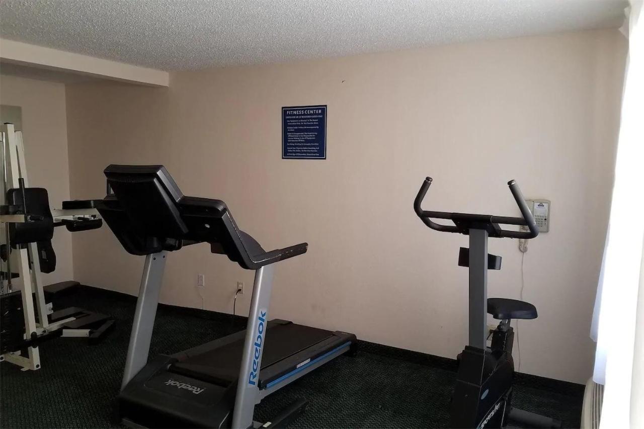 Sky-Palace Inn & Suites Wichita East Eksteriør billede