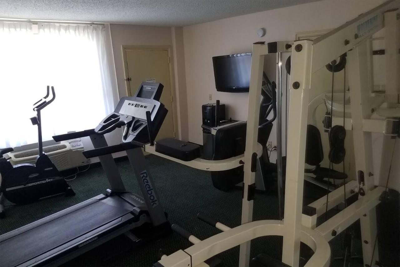 Sky-Palace Inn & Suites Wichita East Eksteriør billede