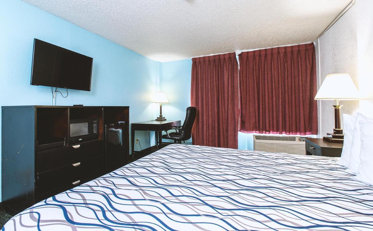 Sky-Palace Inn & Suites Wichita East Eksteriør billede