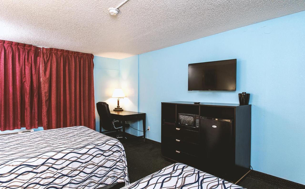 Sky-Palace Inn & Suites Wichita East Eksteriør billede