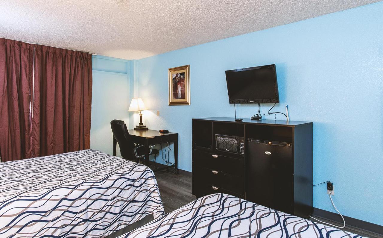 Sky-Palace Inn & Suites Wichita East Eksteriør billede
