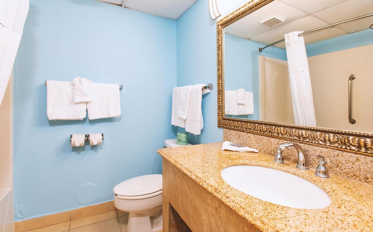 Sky-Palace Inn & Suites Wichita East Eksteriør billede