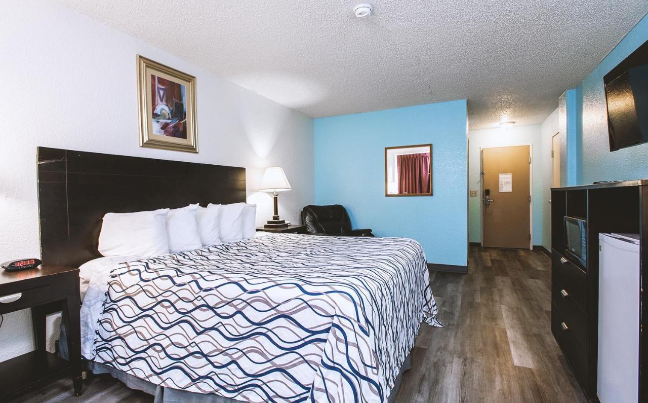 Sky-Palace Inn & Suites Wichita East Eksteriør billede