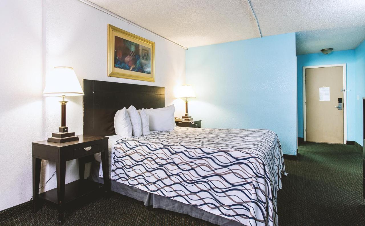 Sky-Palace Inn & Suites Wichita East Eksteriør billede