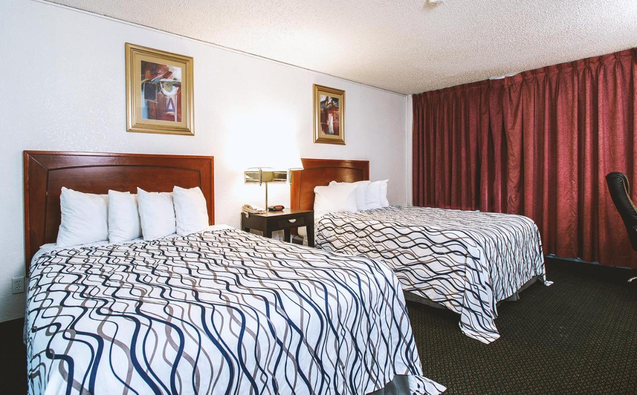 Sky-Palace Inn & Suites Wichita East Eksteriør billede