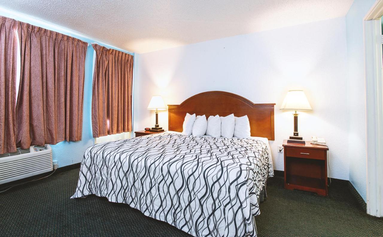 Sky-Palace Inn & Suites Wichita East Eksteriør billede