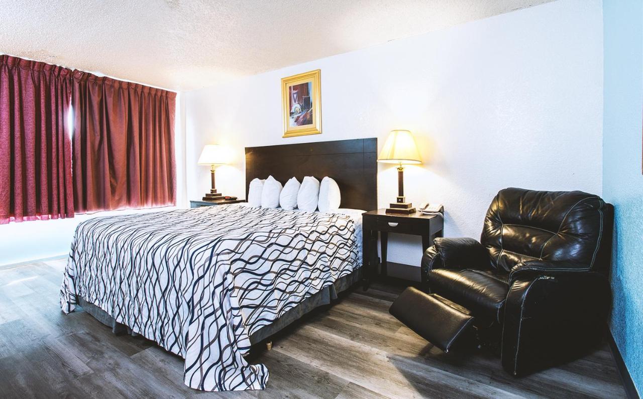 Sky-Palace Inn & Suites Wichita East Eksteriør billede