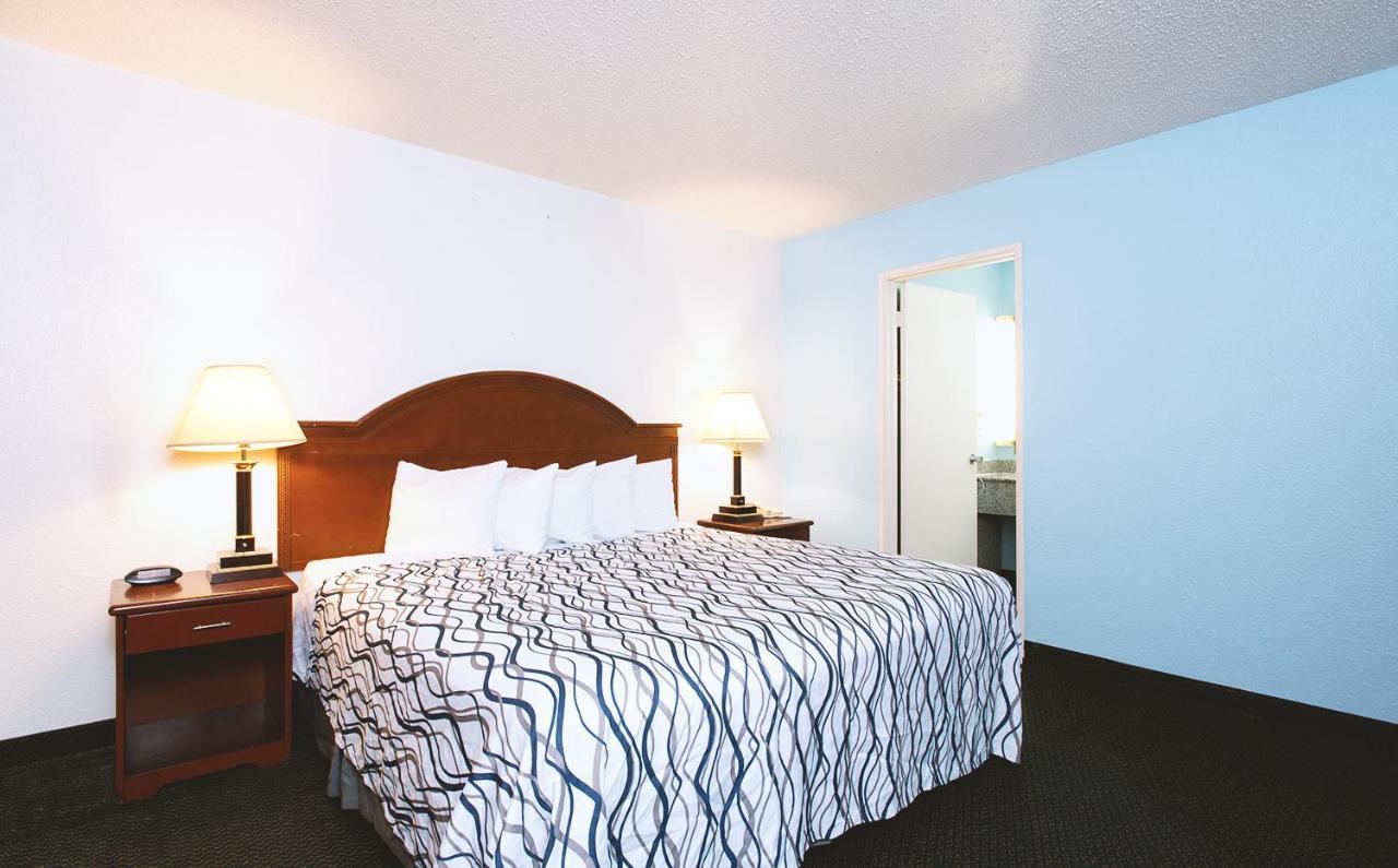 Sky-Palace Inn & Suites Wichita East Eksteriør billede