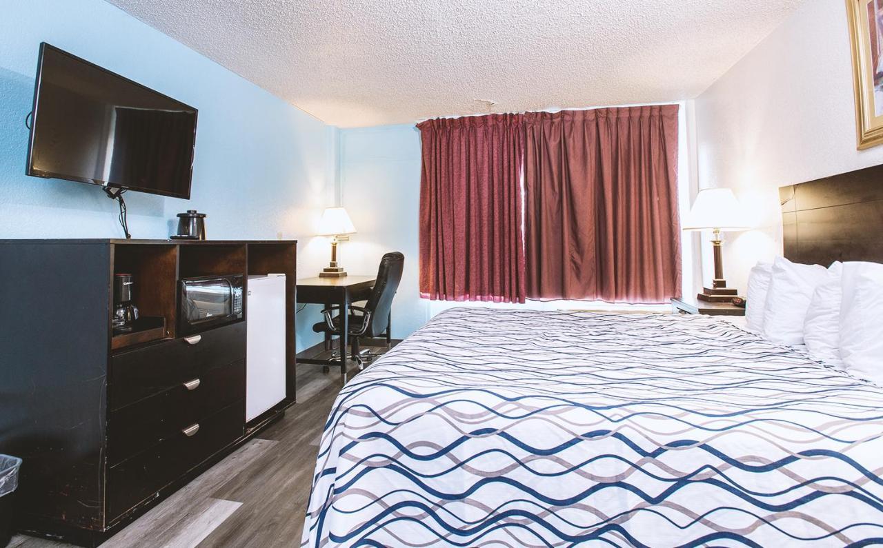 Sky-Palace Inn & Suites Wichita East Eksteriør billede